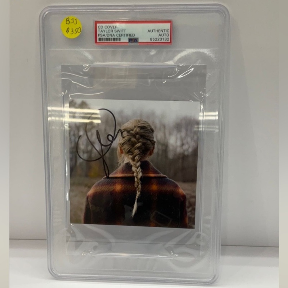 Taylor Swift PSA/ DNA certified
Cd cover signature by
Taylor swift